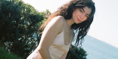 Lorde postpones tour