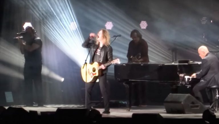 Billy Joel brings out Goo Goo Dolls' John Rzeznik for a performance of 'Iris'