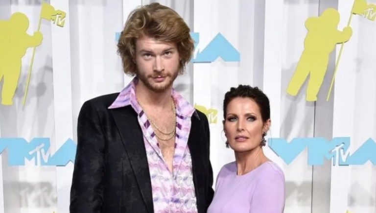 Yung Gravy and Addison Rae's mum just kissed on the VMAs red carpet