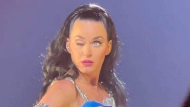 Katy Perry eye glitch