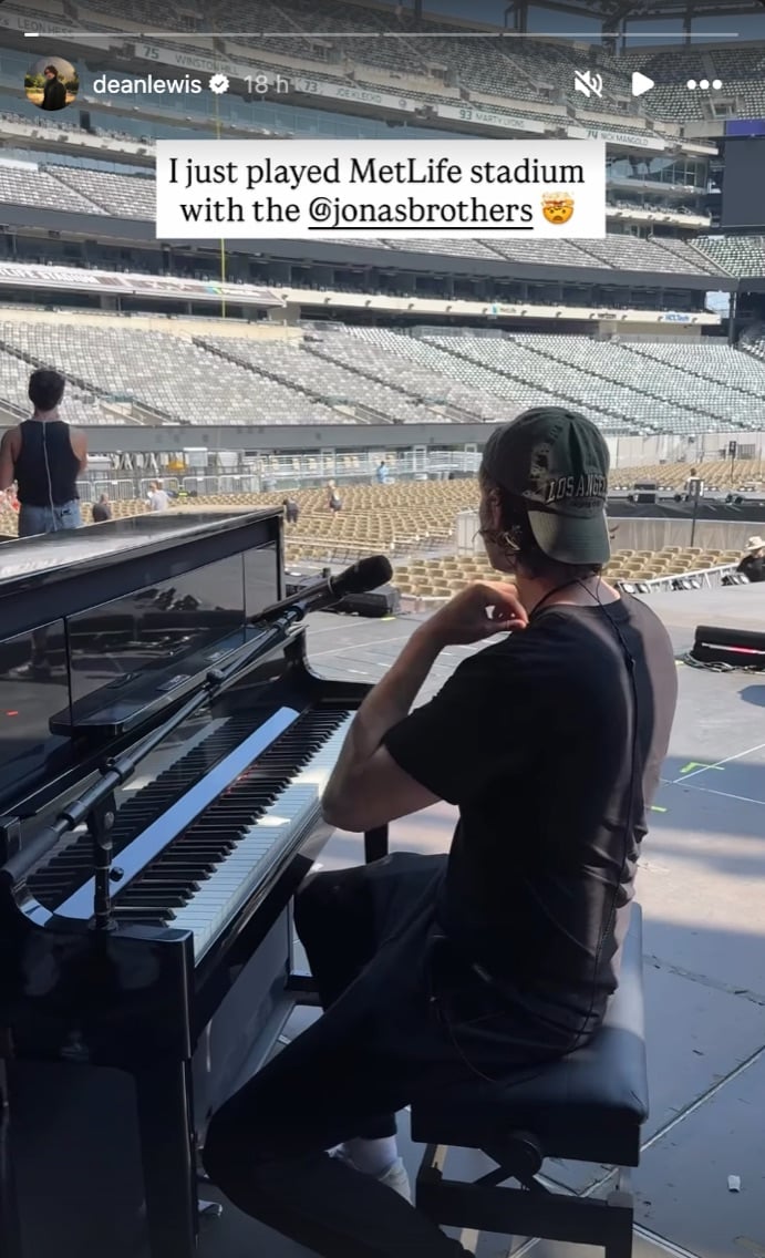Dean lewis performs with the Jonas Borthers