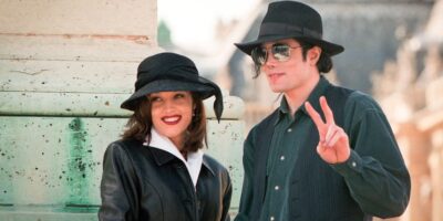 Lisa Marie Presley and Michael Jackson pose at the "Chateau de Versailles" on September 5, 1994 in Versailles, France.(Photo by Stephane Cardinale/Sygma via Getty Images)