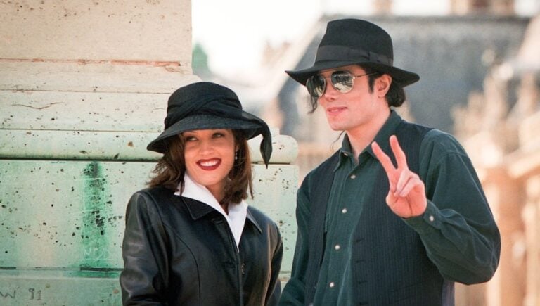 Lisa Marie Presley and Michael Jackson pose at the "Chateau de Versailles" on September 5, 1994 in Versailles, France.(Photo by Stephane Cardinale/Sygma via Getty Images)