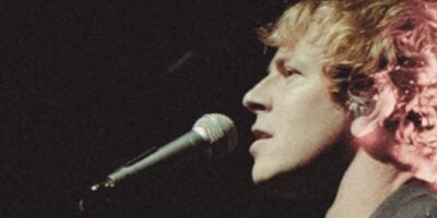 Tom Odell singing into the mic