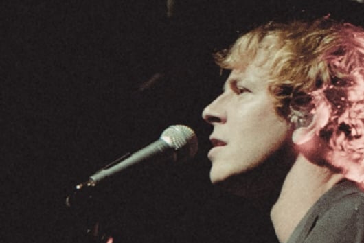 Tom Odell singing into the mic