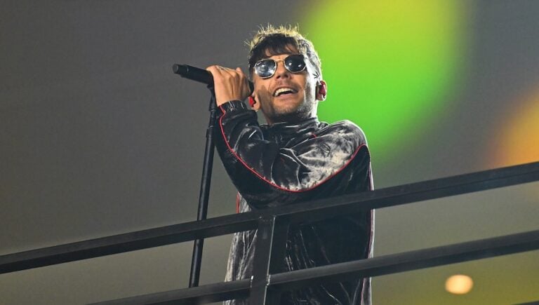 LAS VEGAS, NEVADA - NOVEMBER 22: Louis Tomlinson performs on stage prior to the F1 Grand Prix of Las Vegas at Las Vegas Strip Circuit on November 22, 2025 in Las Vegas, Nevada. (Photo by Mark Sutton - Formula 1/Formula 1 via Getty Images)