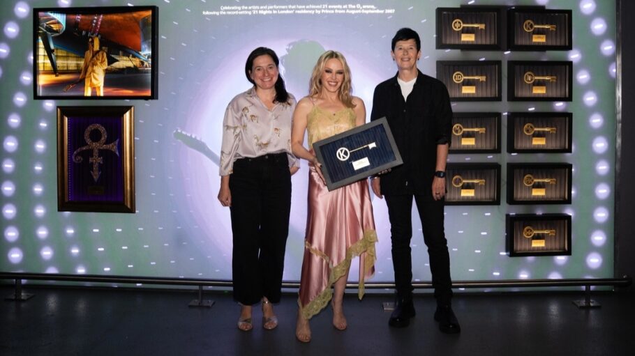 Kylie Minogue being inducted into the