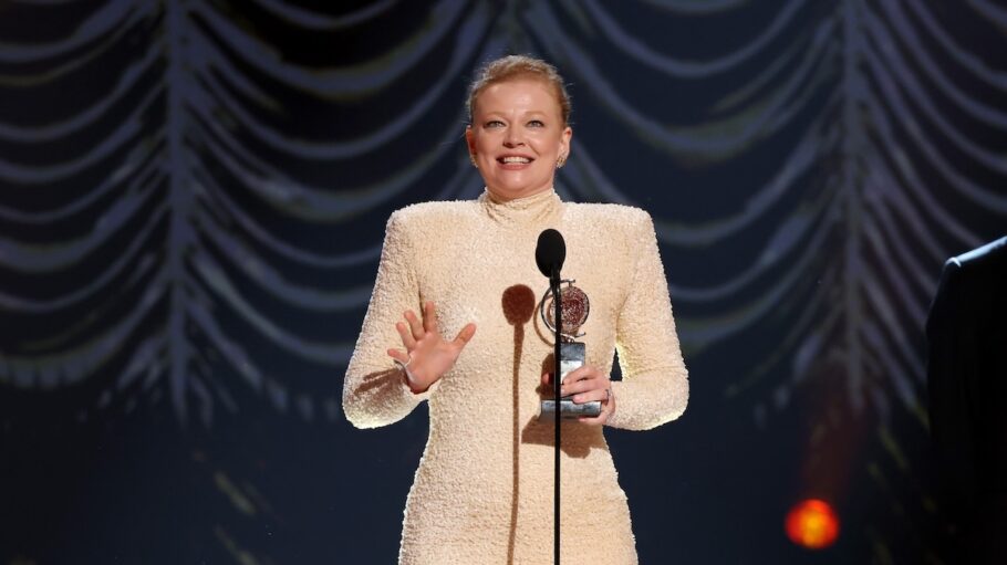 Saran Snook wins at the Tony