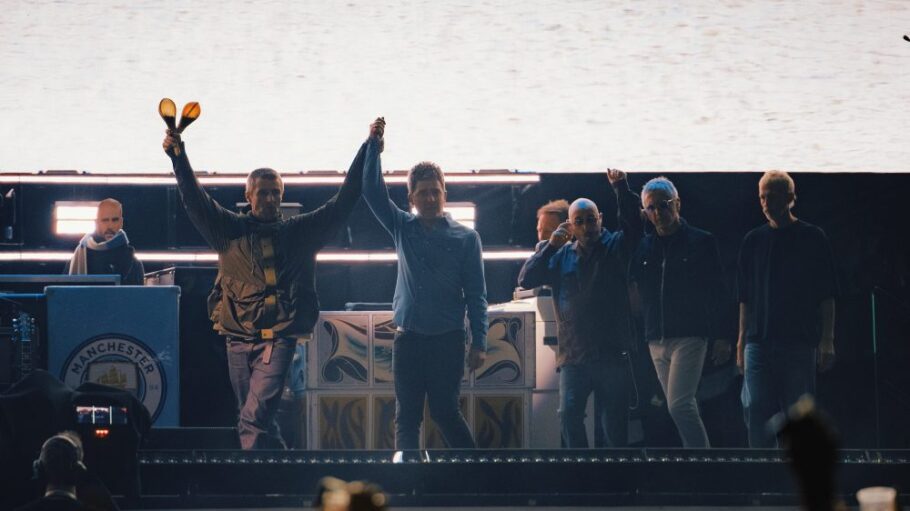 Oasis Electrify Cardiff With First Show