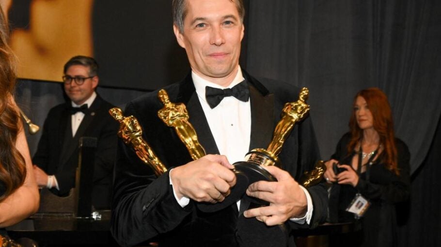 Sean Baker holding Oscars