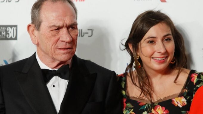 Victoria, Tommy Lee Jones