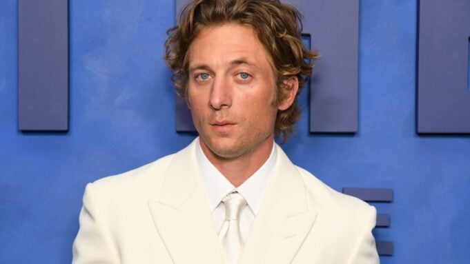 Jeremy Allen White at event
