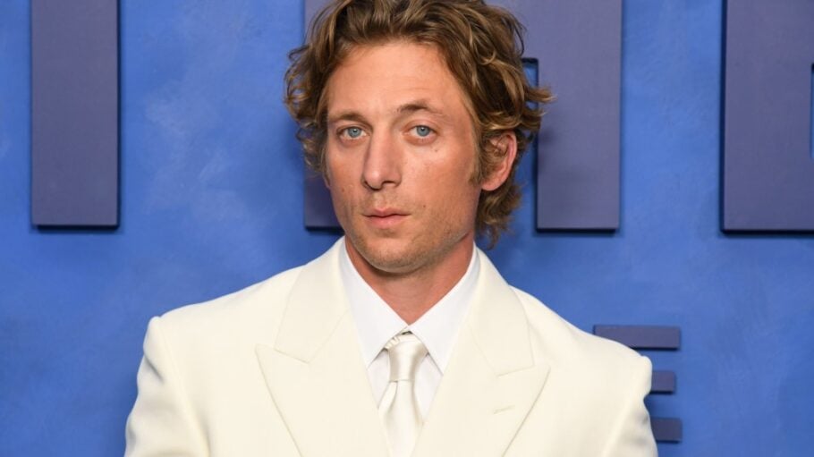 Jeremy Allen White at event